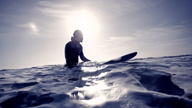 En mann som surfer på bølgene 